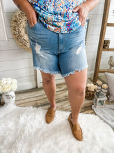 Load image into Gallery viewer, Plus Size Stretchy Distressed Denim Shorts With Frayed Hem
